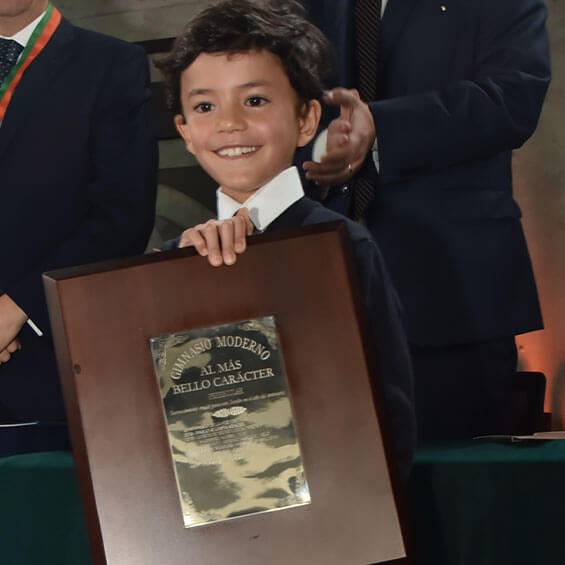 Pablo López Márquez, de Primero A gana la placa al Bello Carácter.