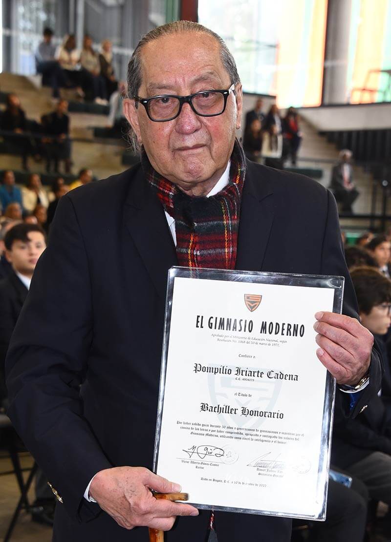 El profesor Pompilio Iriarte aparece en la fotografía portando el Diploma de Bachiller Honorario que el colegio le acaba de entregar.