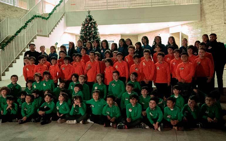 Los niños de todos los coros posan para la foto oficial del Festival de Villancicos 2022.