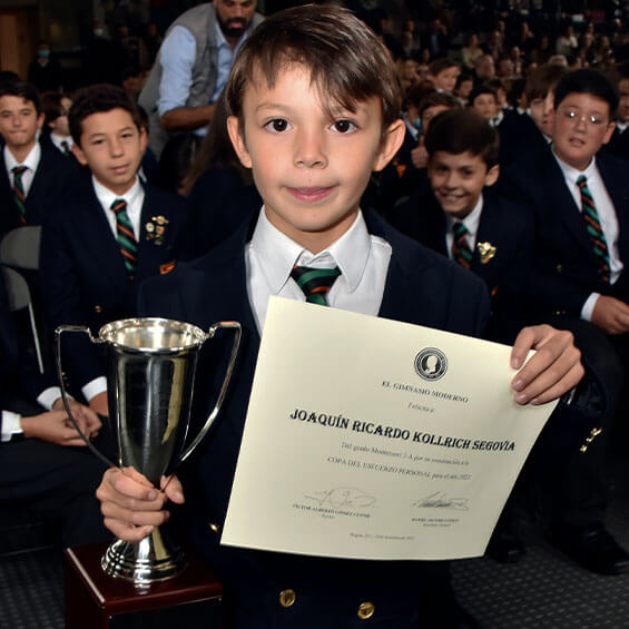 Joaquín Ricardo Kollrich Segovia, de Montessori 3A muestra la Copa y el diploma del Esfuerzo Personal que acabó de ganar.